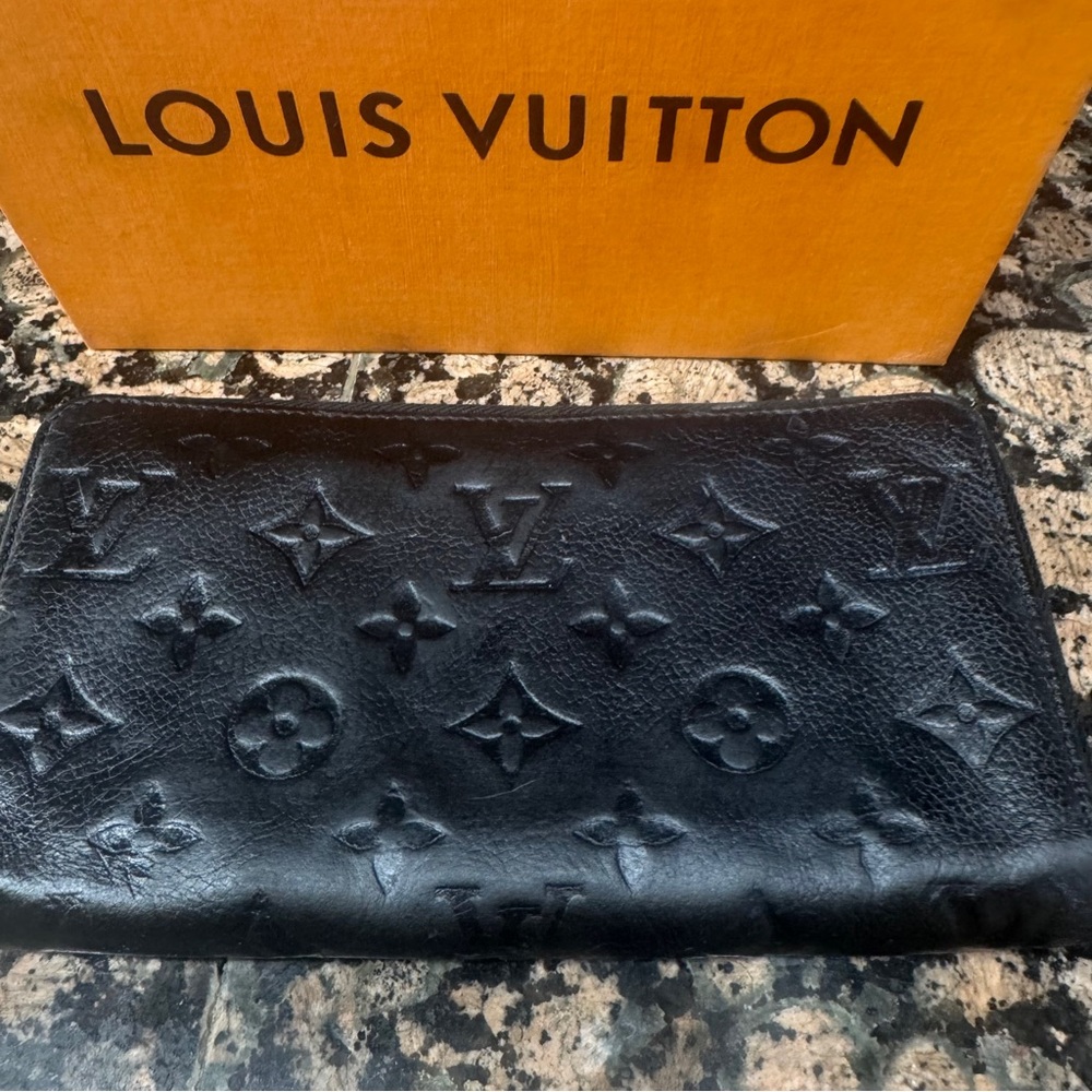 Gorgeous Authentic Louis Vuitton black Zippy Wallet - Picture 2 of 5